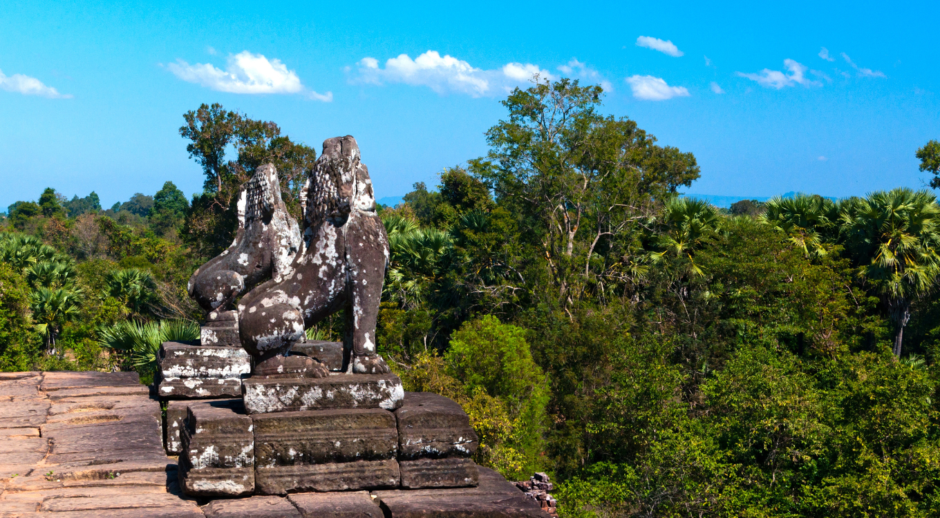 Statues Phnom Bakheng